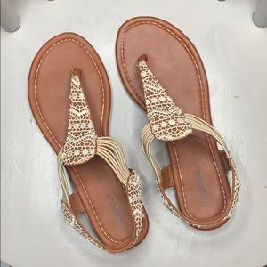 Women’s sandals with crochet design